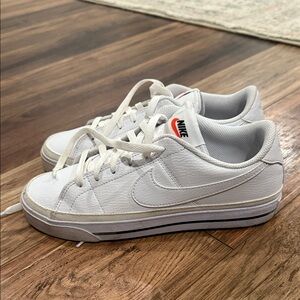 Nike Classic Legacy Court Mens sz. 6  White Sneakers